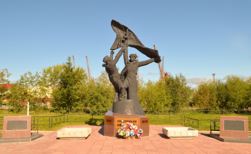 Памятник "Портовикам Нарьян-Мара 1941-1945 гг."