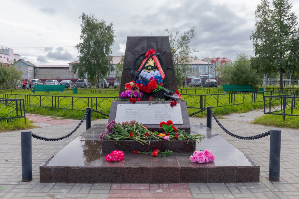 Памятник "Экипажу буксирного парохода "Комсомолец", погибшему в 1942 году"
